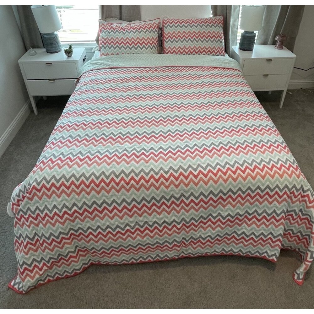 Full/Queen 3 Piece Reversible Quilt Set with Two Pillow Shams Bold Retro Chevron - Picture 2 of 14